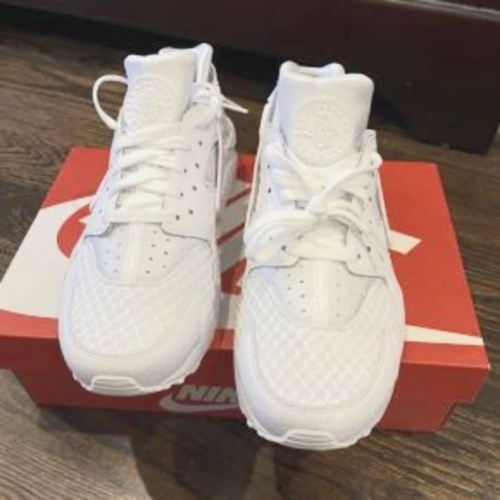 Sold New inbox white Nike Air pro men's sneakers